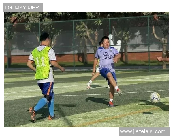 足球明星与中国大男孩的梦想之路:从草根到绿茵场的奋斗故事 足球明星与中国大男孩的梦想之路:从草根到绿茵场的奋斗故事