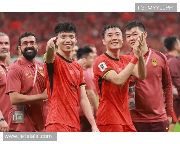 足球明星与媒体合照展现友谊与合作的精彩瞬间引发球迷热议 足球明星与媒体合照展现友谊与合作的精彩瞬间引发球迷热议