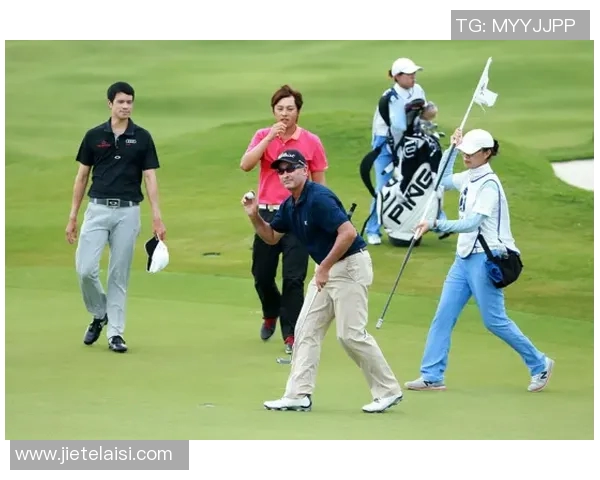 扛糖葫芦的足球明星在赛场外的甜蜜生活与热血追梦之路