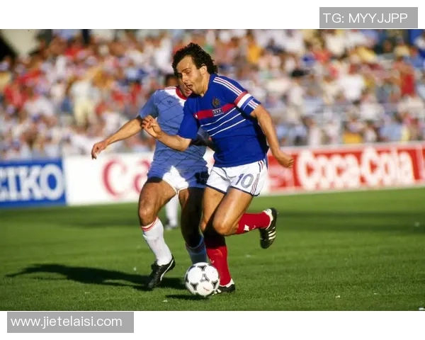 足球明星们的神奇技巧与惊艳瞬间揭秘展现足球场上的绝世风采与魅力